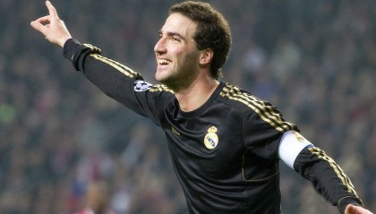 开云下载-赛道与跑道，当F1引擎在雷鬼节奏中沉默