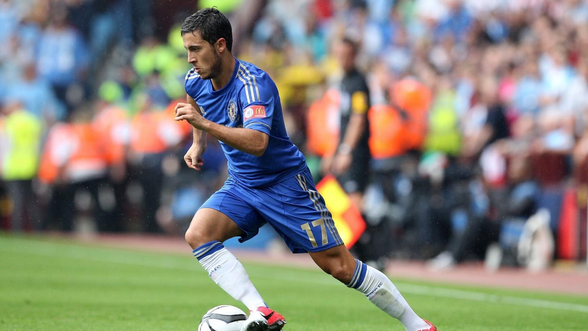 欧冠淘汰赛焦点战,当欧洲足球的硝烟,遇见中国篮球的汗水