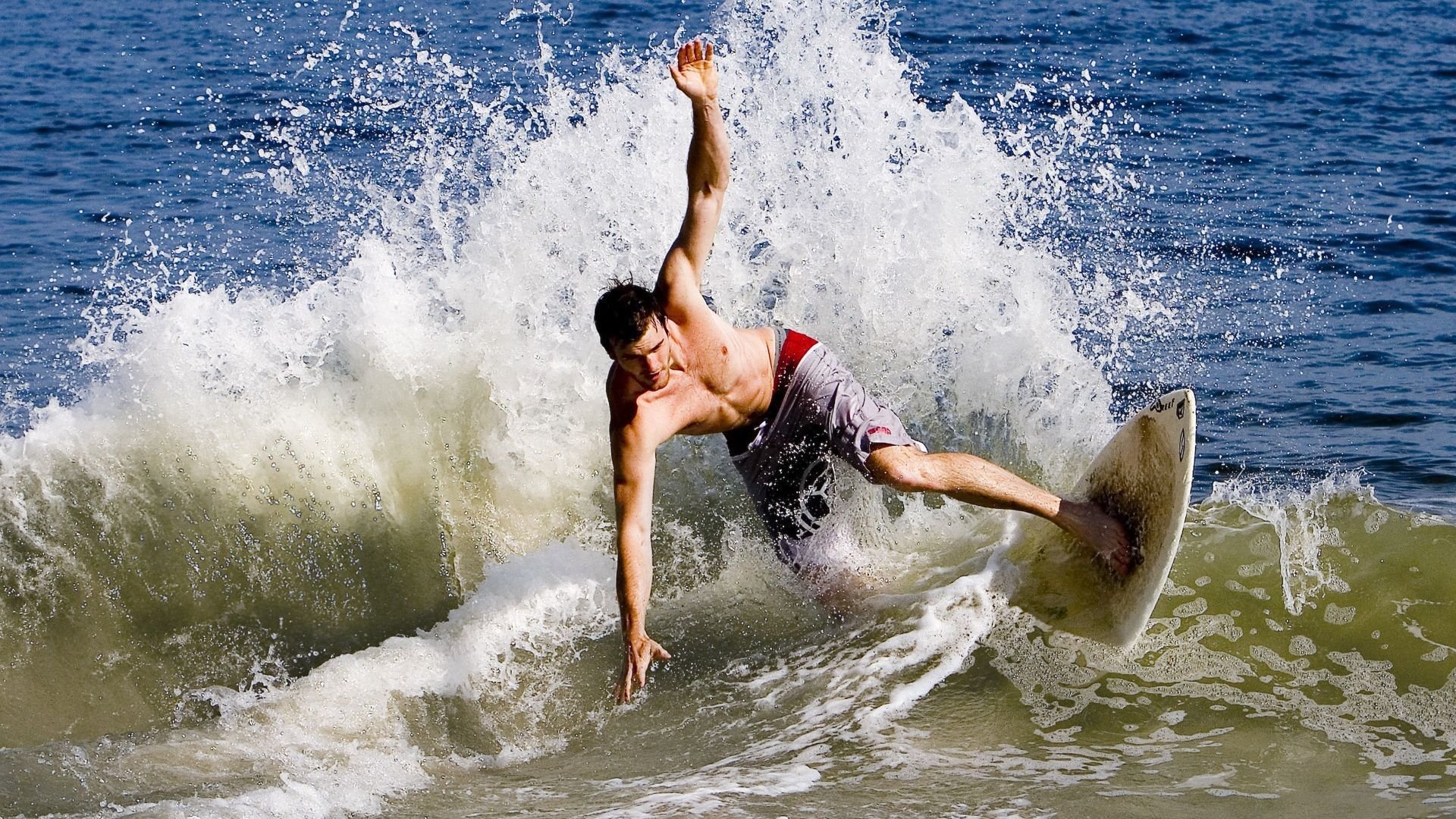 阿劳霍,当巴林夜幕落下,一位战士在引擎轰鸣中重生