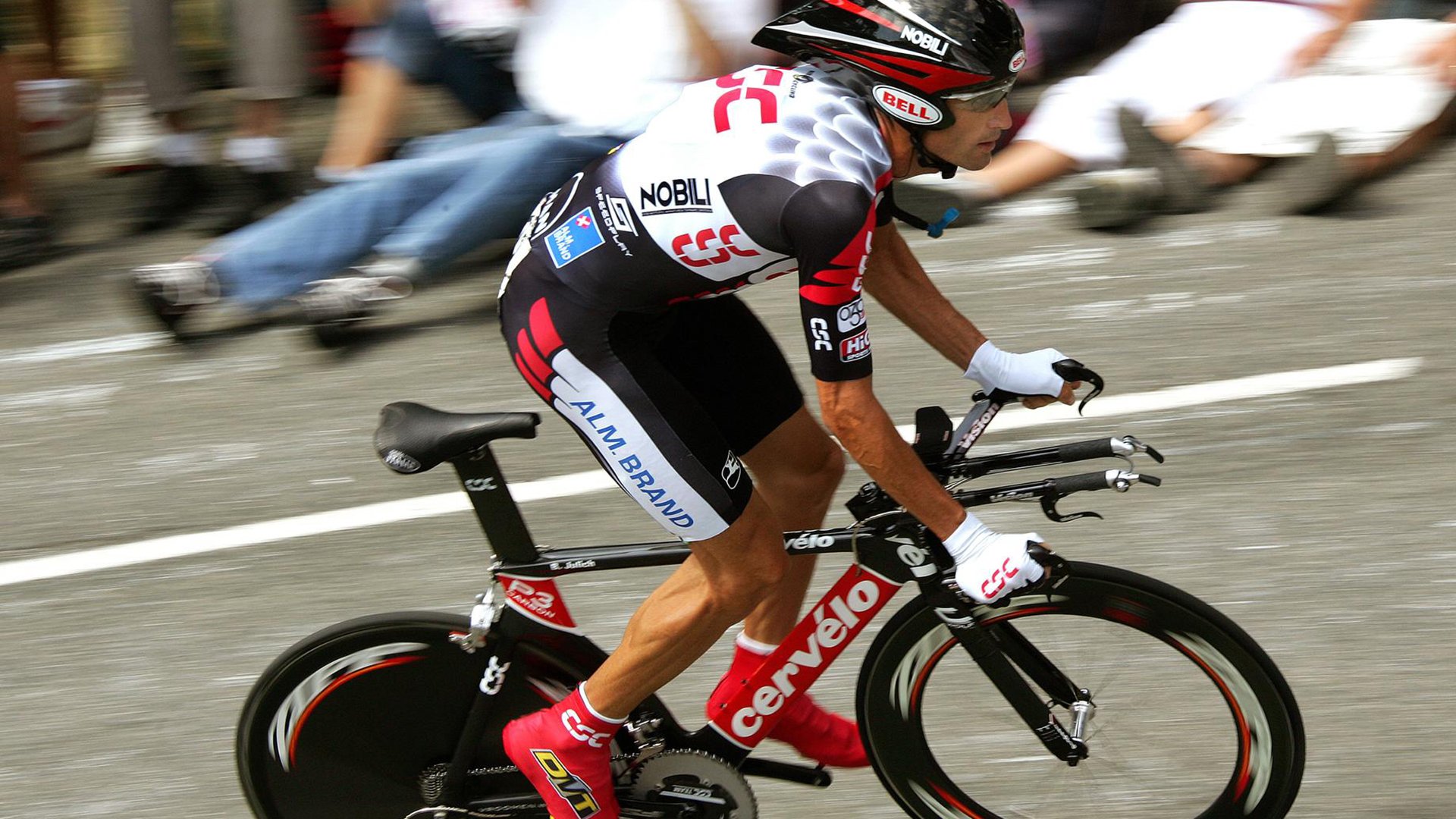 当圣西罗的呐喊穿透大西洋，体育如何重塑我们的时间版图